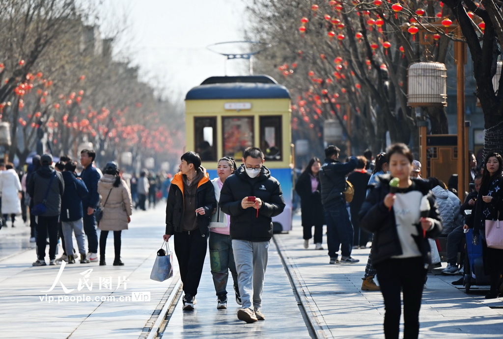 2024年3月9日，北京前门大栅栏，街头游客众多。