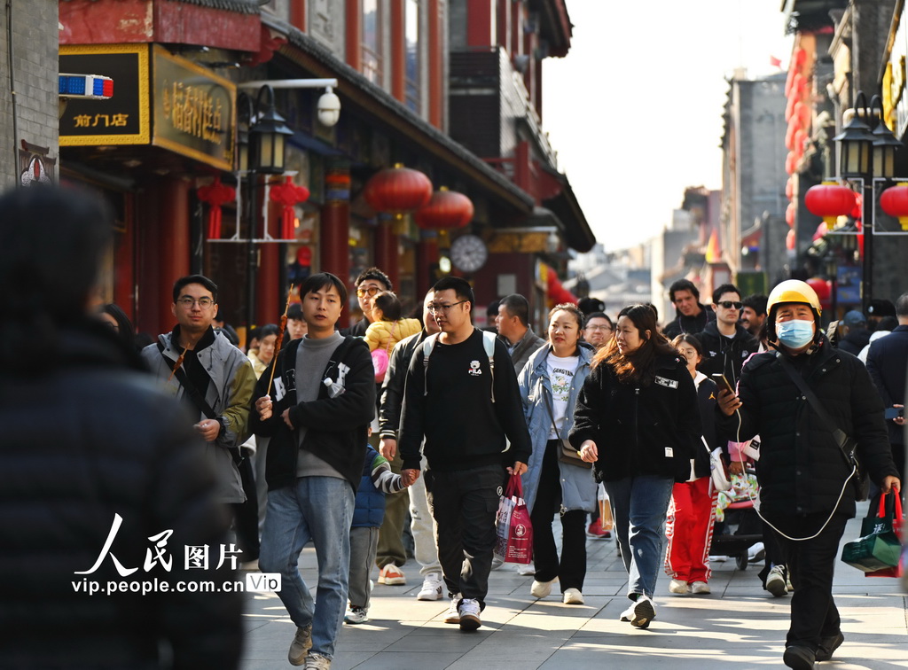 2024年3月9日，北京前門大柵欄，街頭游客眾多。