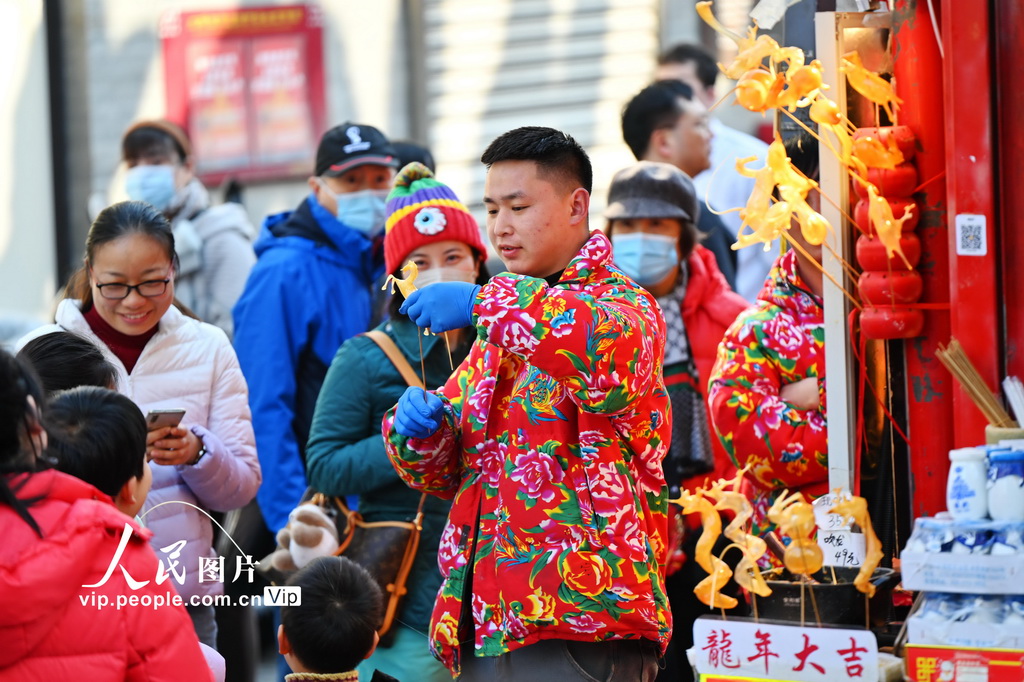 2024年3月9日，北京前門大柵欄，街頭游客眾多。