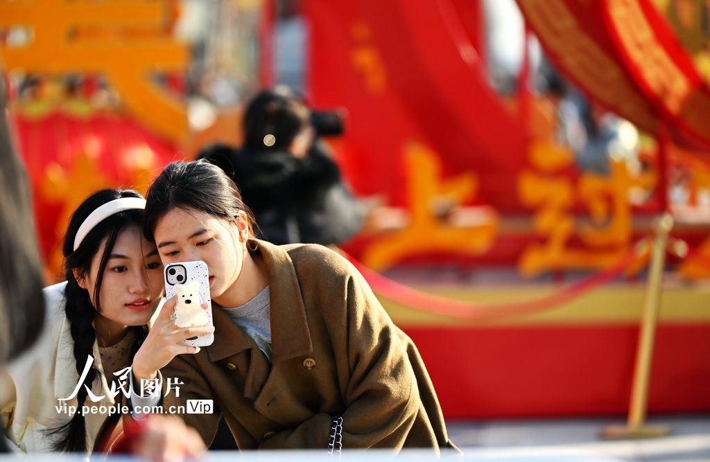 2024年3月9日，北京前門大柵欄，游客正在拍照。