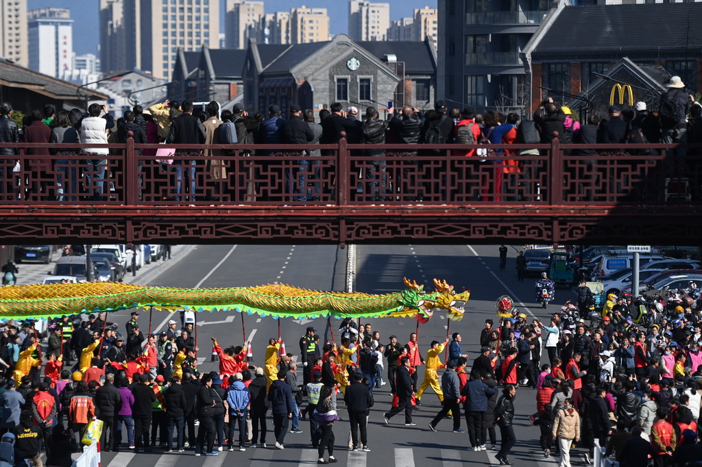 3月10日，奉化布龍在城市街區巡游。