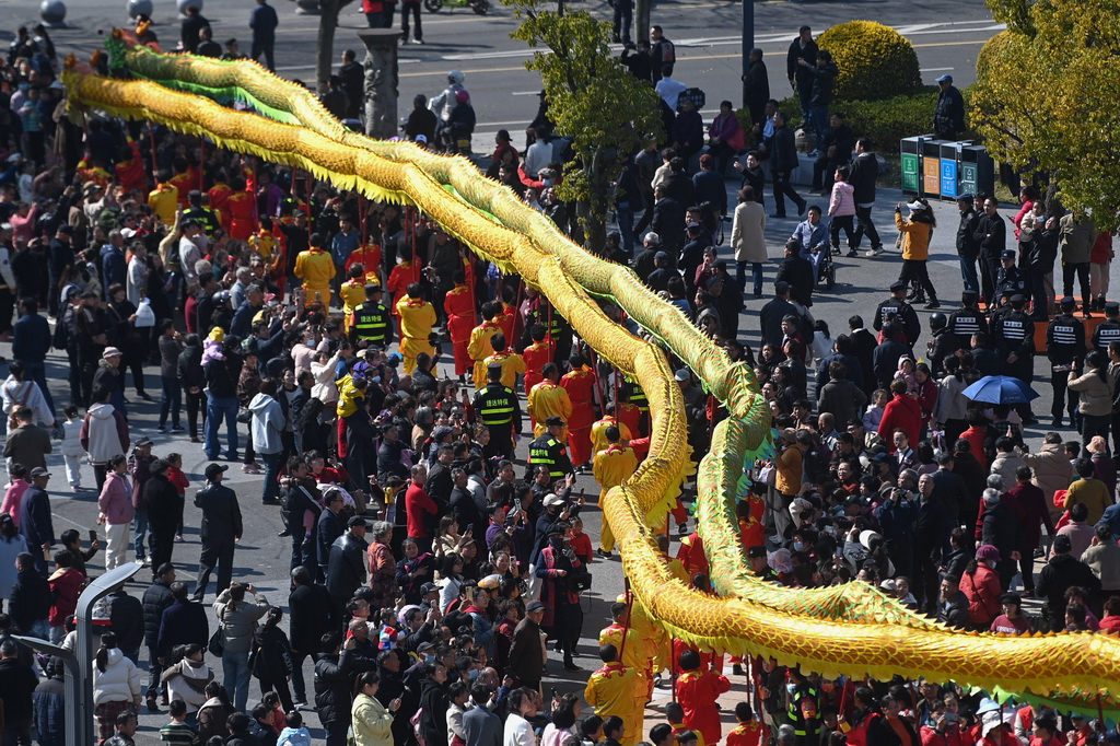 3月10日，奉化布龍在城市街區巡游。