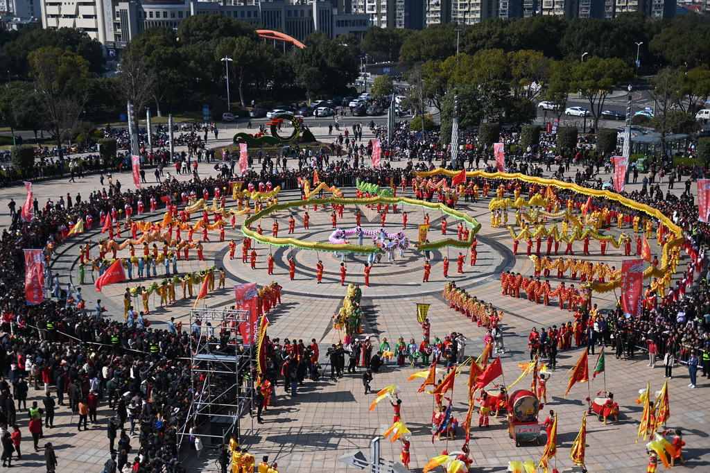 3月10日，奉化布龍隊伍在岳林廣場表演。