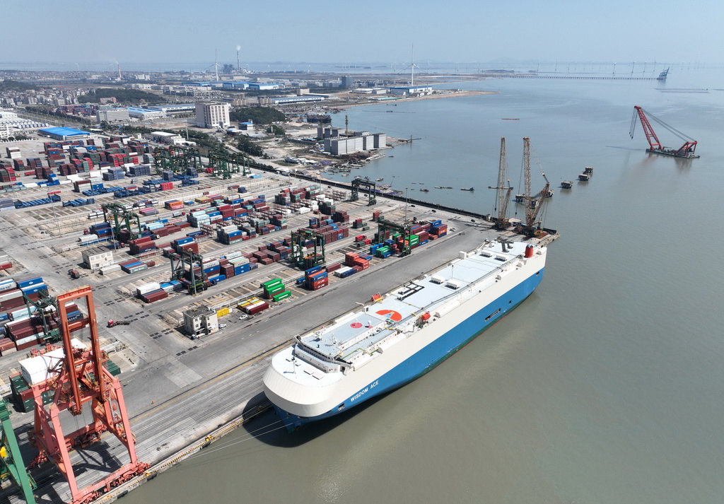 3月12日，“安吉智慧”號滾裝輪停靠在福州港江陰港區碼頭，准備裝運出口海外的車輛（無人機照片）。