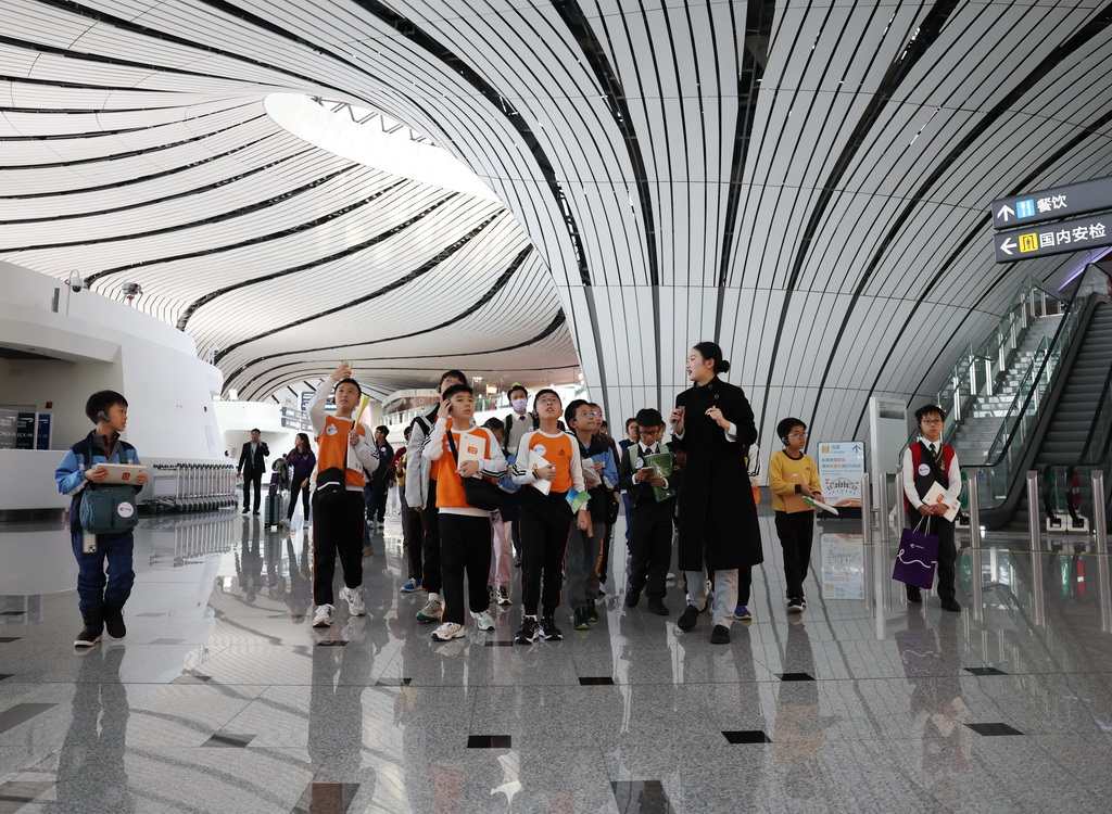 3月12日，搭乘香港快運航空首航航班抵京的香港中小學生參觀團在大興國際機場航站樓內參觀。