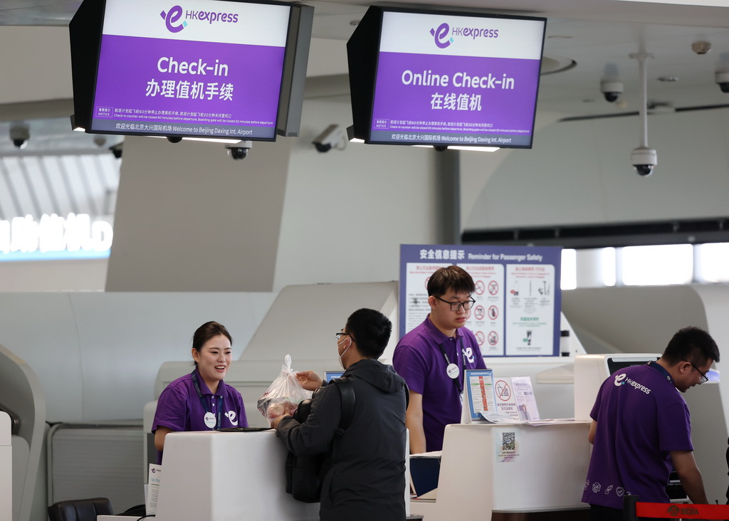 3月12日，在北京大興國際機場，旅客在香港快運航空的櫃台辦理值機手續。
