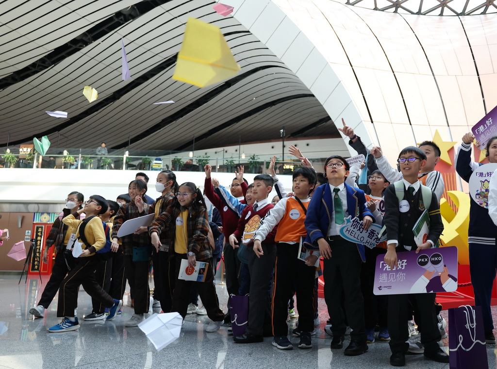 3月12日，搭乘香港快運航空首航航班抵京的香港中小學生參觀團在大興國際機場航站樓內參加活動。