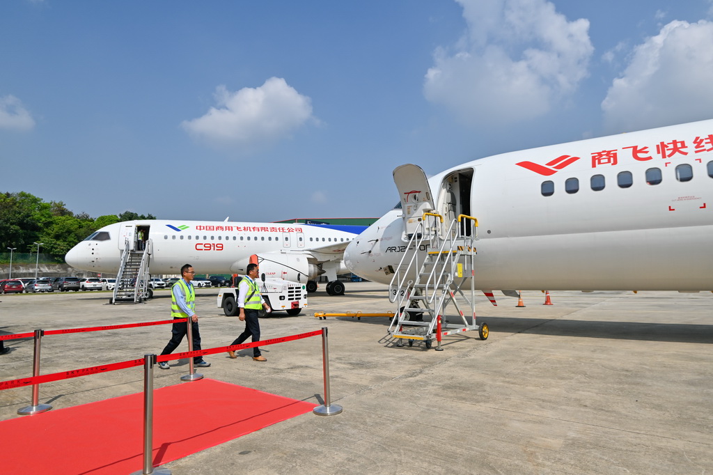 中國國產商用飛機ARJ21和C919亮相馬來西亞