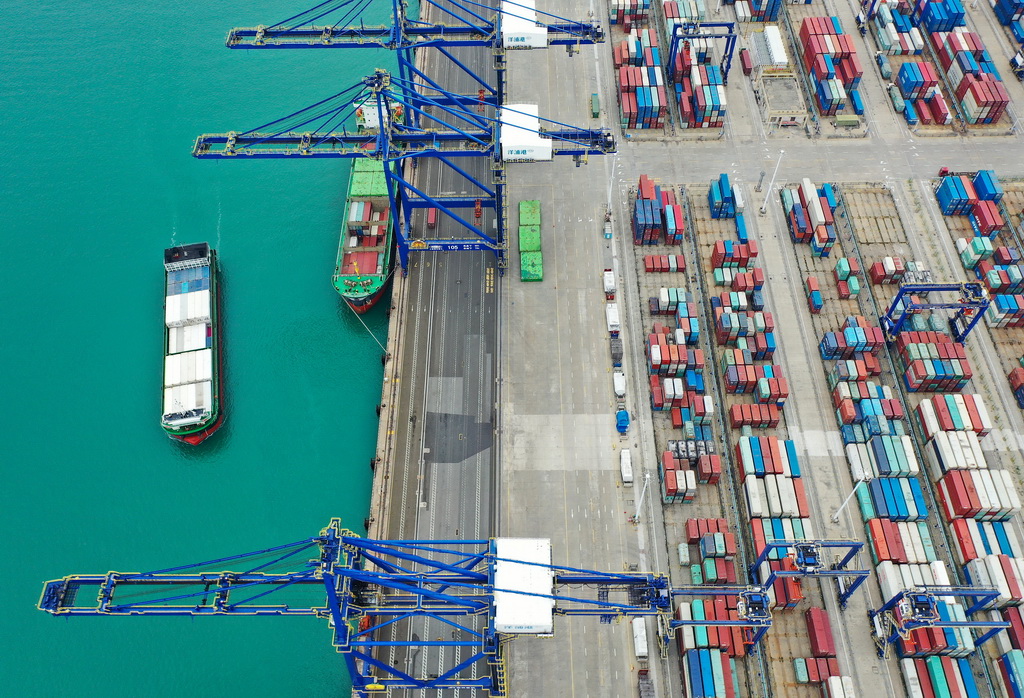 集裝箱貨輪在海南洋浦國際集裝箱碼頭裝卸貨物（3月13日攝，無人機照片）。新華社記者 郭程 攝
