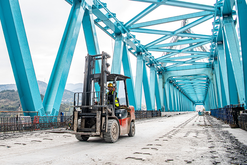 3��16�գ����������������ˮƺ�ڽ��ش��Ž����ֳ�ʩ����ҵ��