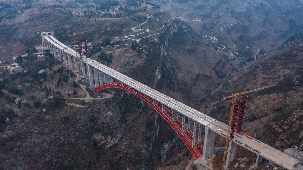 纳晴高速白水河大桥顺利完成桥面安装（3月19日摄，无人机照片）。