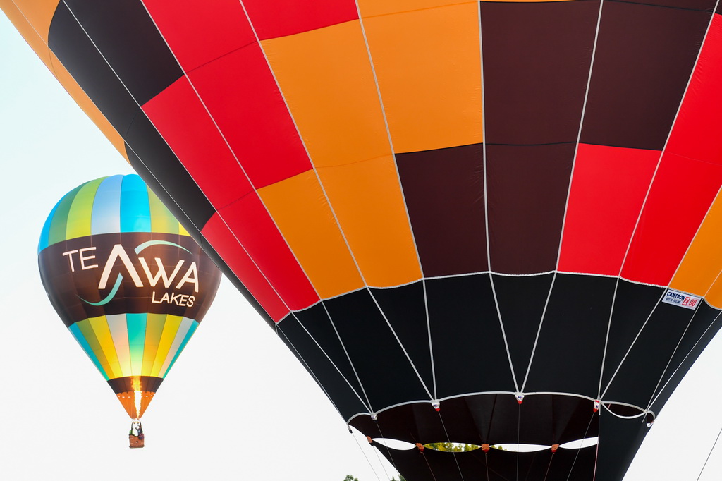 3月20日清晨，放飛的熱氣球經過新西蘭漢密爾頓湖上空。