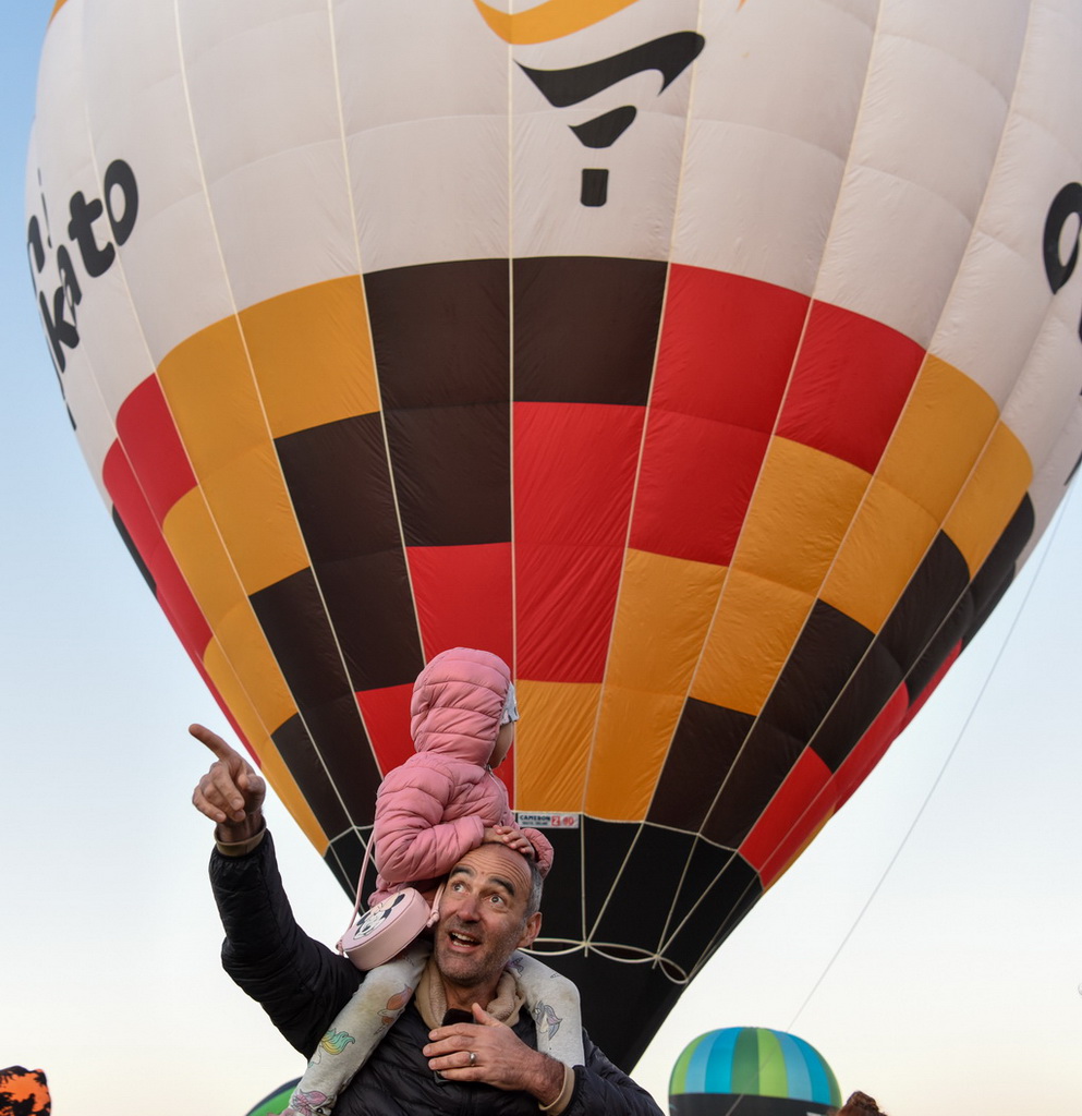 3月20日清晨，在新西蘭漢密爾頓，人們等待熱氣球放飛。