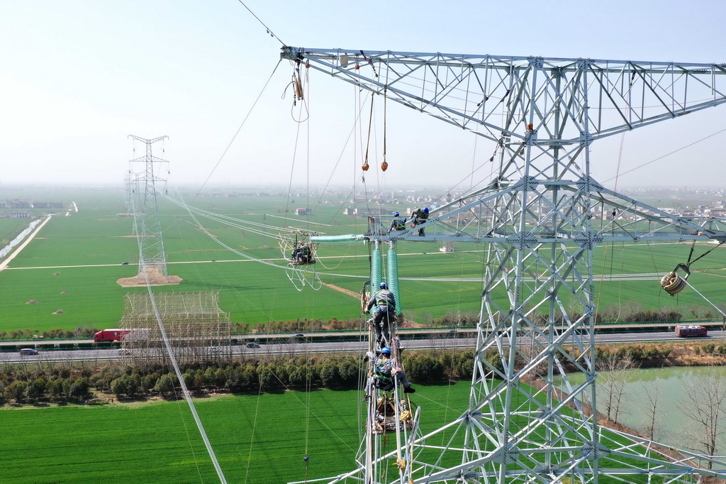 3月20日，安徽送變電工程有限公司施工人員在安徽利辛電廠二期500千伏送出工程現場作業（無人機照片）。新華社發（趙獻富 攝）