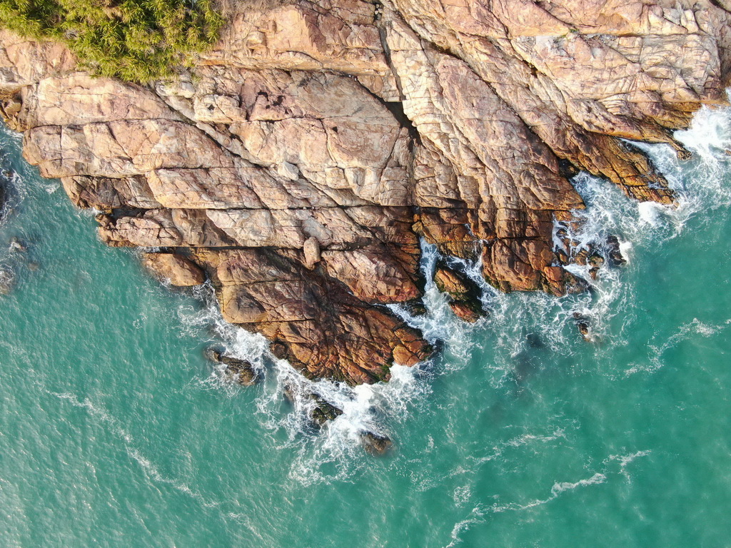 這是南澳島沿岸的礁石（3月19日攝，無人機照片）。