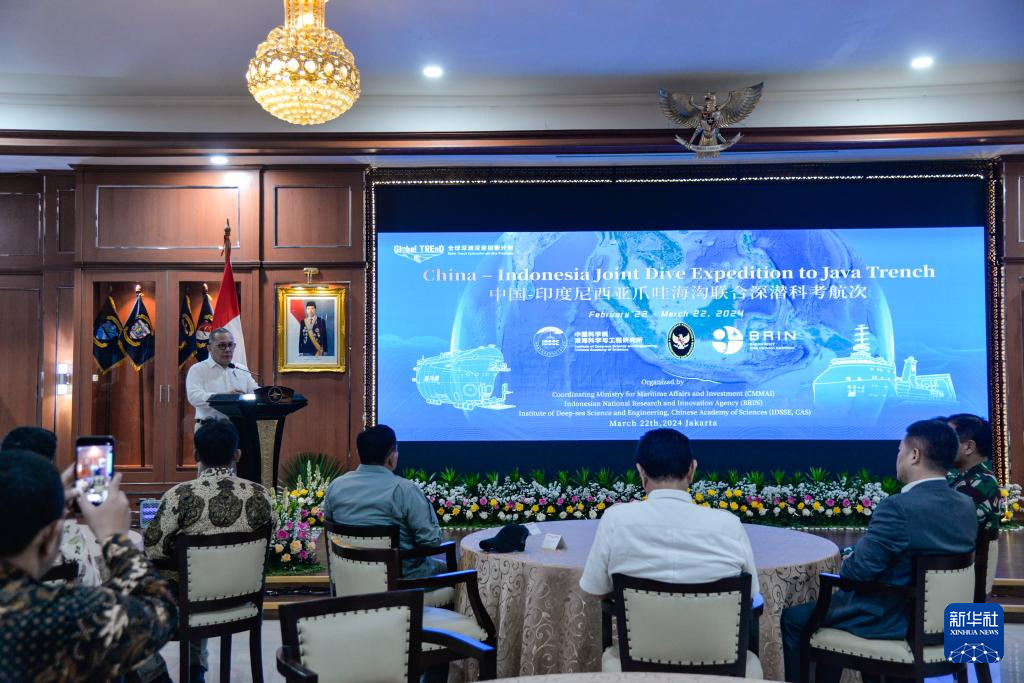3月22日，在印度尼西亞雅加達丹戎不碌港，印尼國家研究創新署署長漢多科在“中印尼爪哇海溝聯合科考”慶祝儀式上致辭。