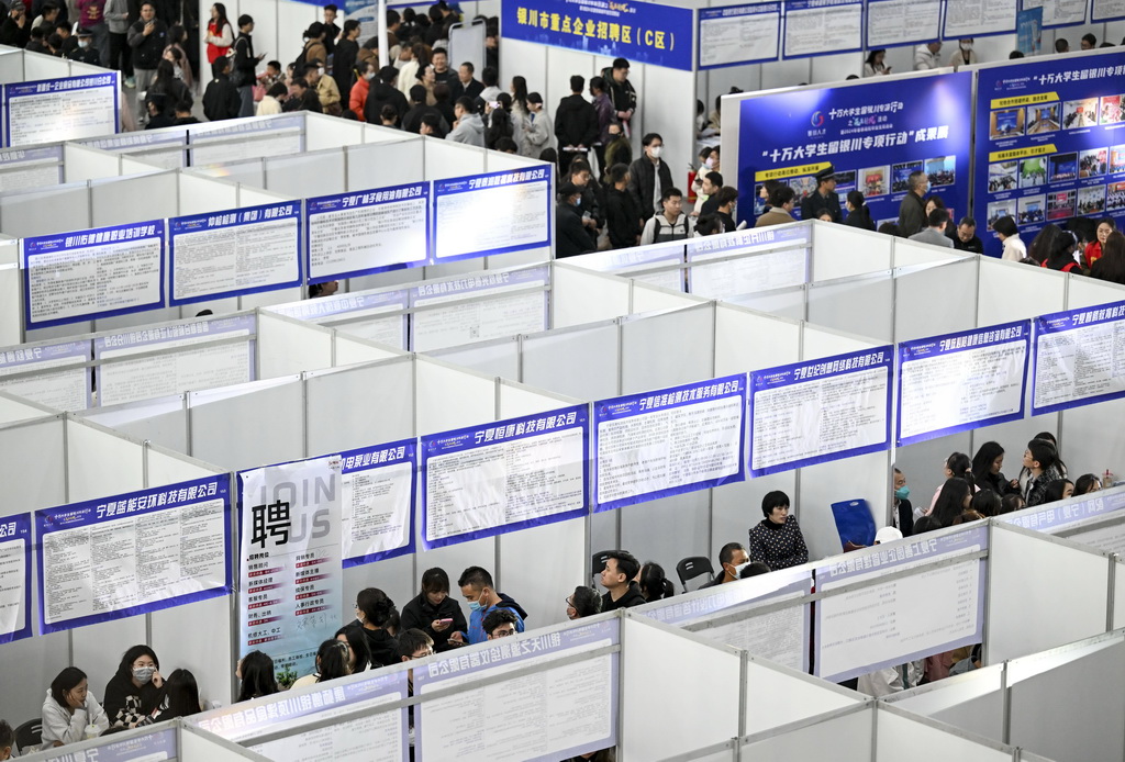 3月23日，銀川市2024年春季高校畢業生雙選會在銀川國際會展中心舉行。
