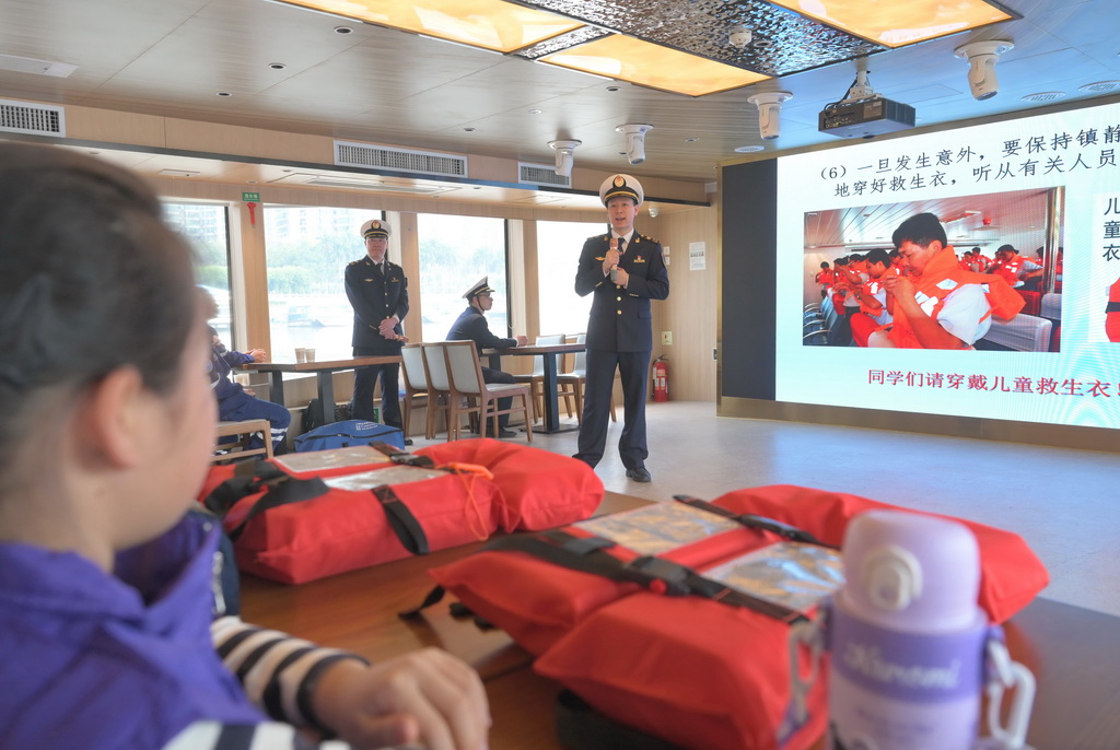 3月24日，福州海事局工作人員在“閩江之戀”號客輪上為學生講解水上交通安全知識。