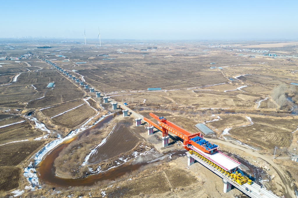 3月25日，在哈伊高鐵安邦河特大橋施工作業點，中國鐵建大橋工程局集團有限公司的工作人員在進行架梁作業（無人機照片）。