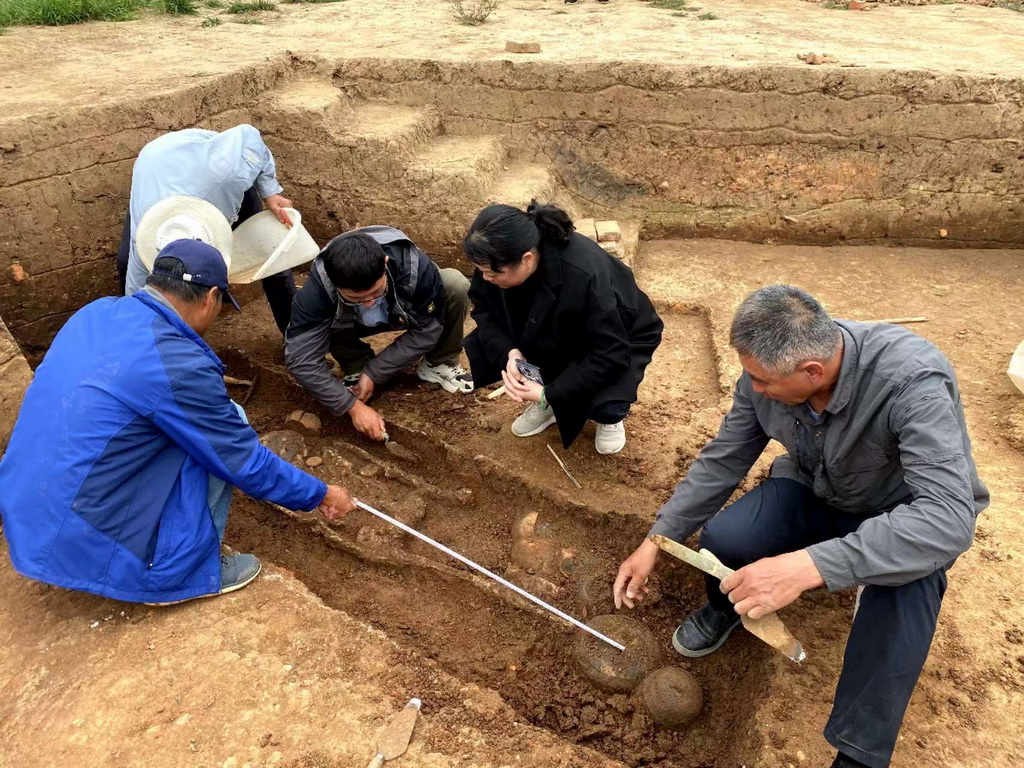 2023年4月22日，考古人員在磨盤山遺址進行墓葬清理。新華社發