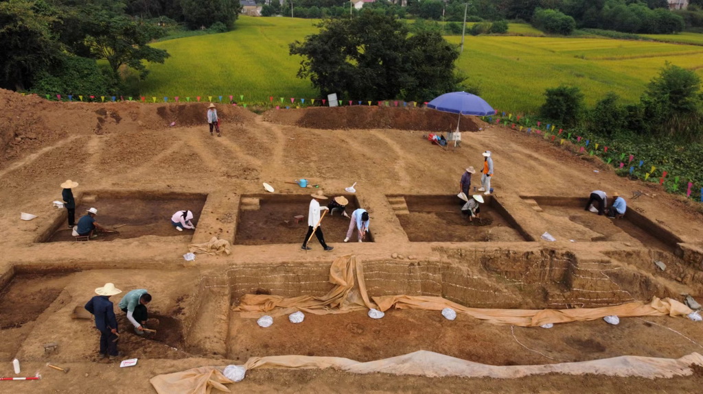 2023年9月23日，考古人員在磨盤山遺址發掘現場（無人機照片）。新華社發