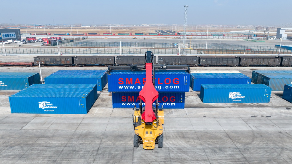  On March 25, a crane loaded containers in Qisumu Railway International Logistics Park (UAV photo).