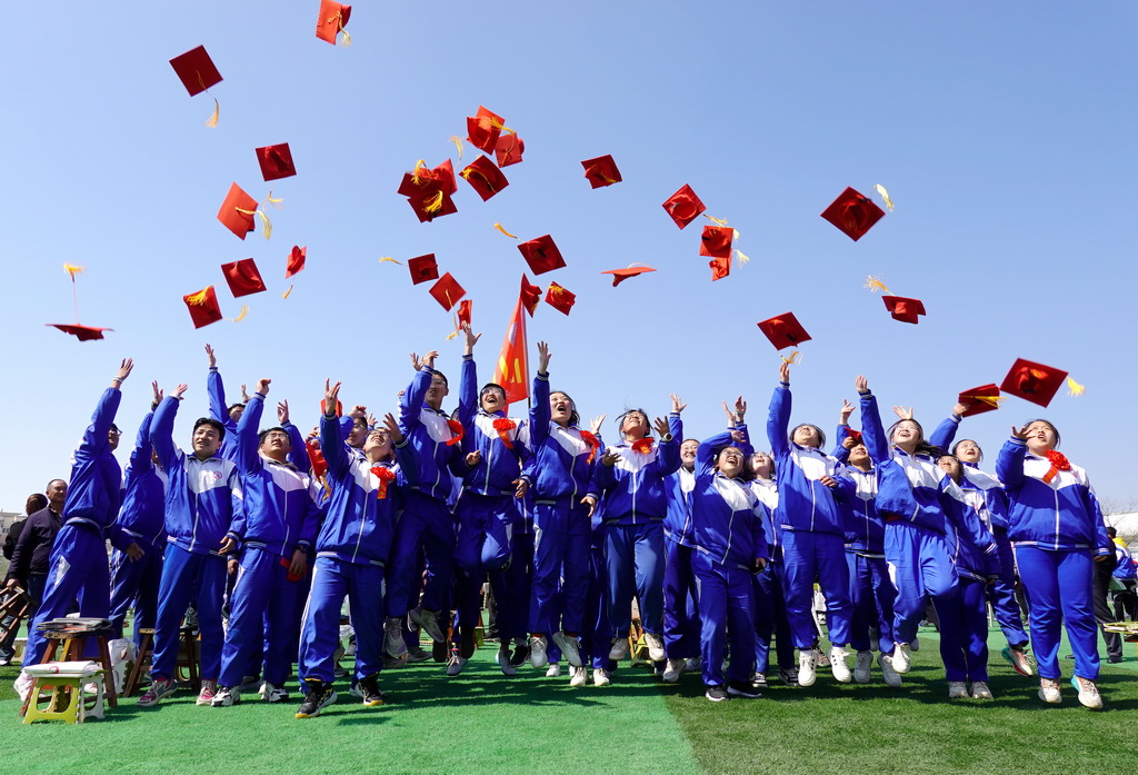 3月25日，學生在甘肅省會寧縣第四中學成人禮上慶祝。
