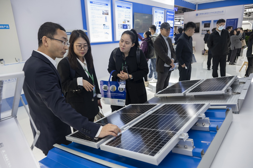 3月26日，在北京举行的2024中国国际清洁能源博览会上，中建二局安装公司工作人员介绍建筑一体化光伏系统。