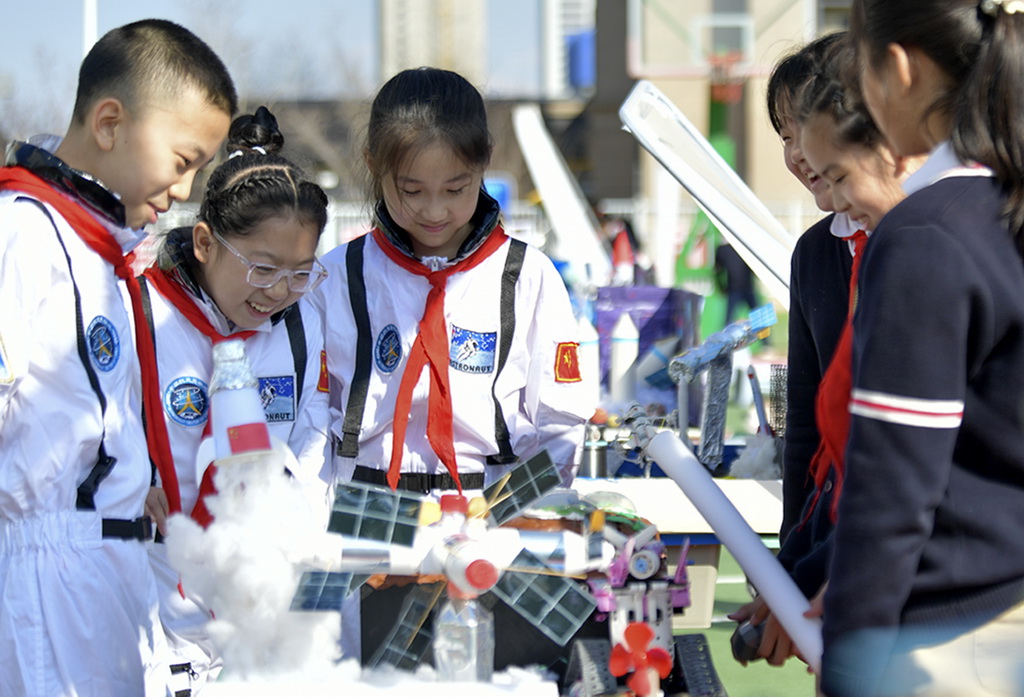 3月26日，烏魯木齊市第76小學學生在科技節上參觀體驗。