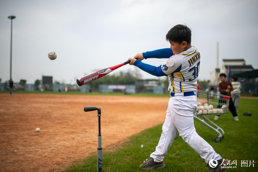 3月23日，浙江省嘉興市平湖市林埭鎮徐家埭村棒球場，小球員正在進行棒球訓練。