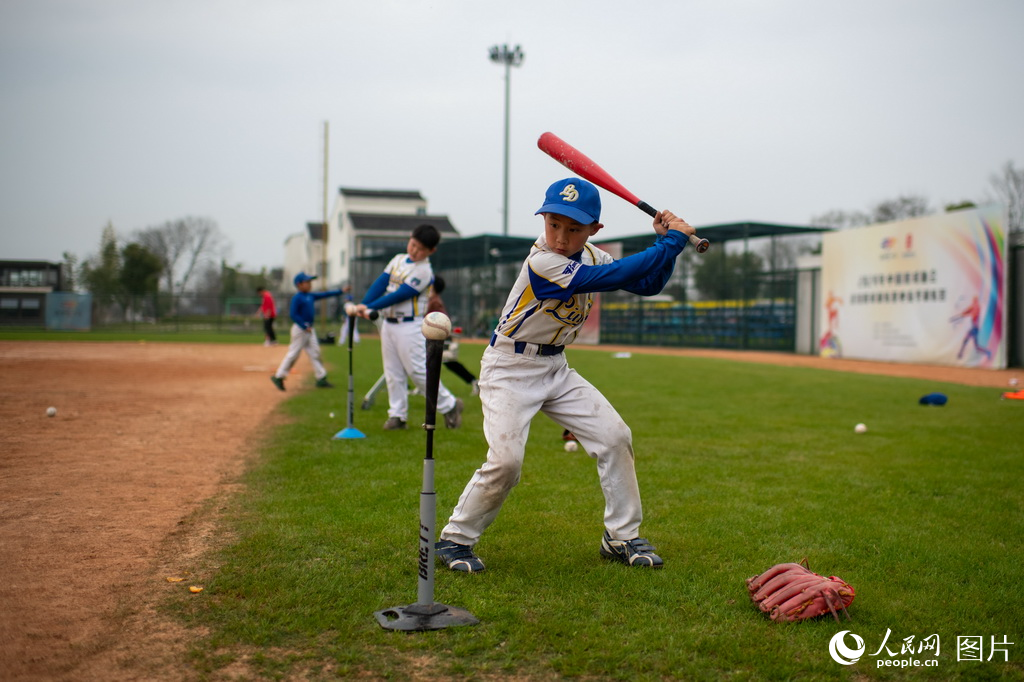 3月23日，浙江省嘉興市平湖市林埭鎮徐家埭村棒球場，小球員正在進行棒球訓練。