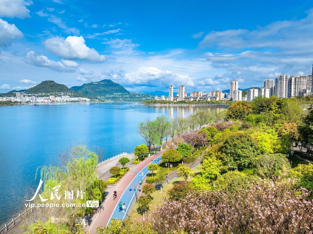 2024年3月27日，重庆市开州区滨湖公园春意盎然、景色宜人，蓝天、碧水、城市交相辉映，不少市民趁着晴好天气前来休闲游玩。