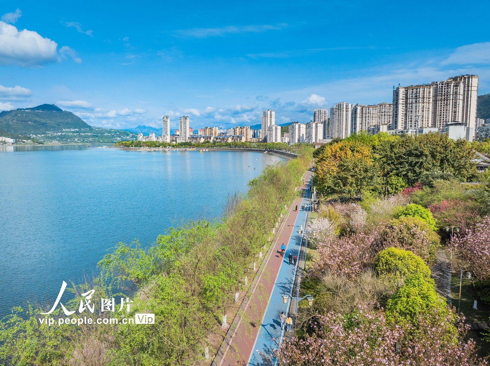 2024年3月27日，重慶市開州區濱湖公園春意盎然、景色宜人，藍天、碧水、城市交相輝映，不少市民趁著晴好天氣前來休閑游玩。