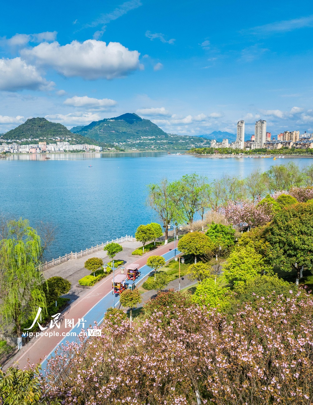 2024年3月27日，重慶市開州區濱湖公園春意盎然、景色宜人，藍天、碧水、城市交相輝映，不少市民趁著晴好天氣前來休閑游玩。