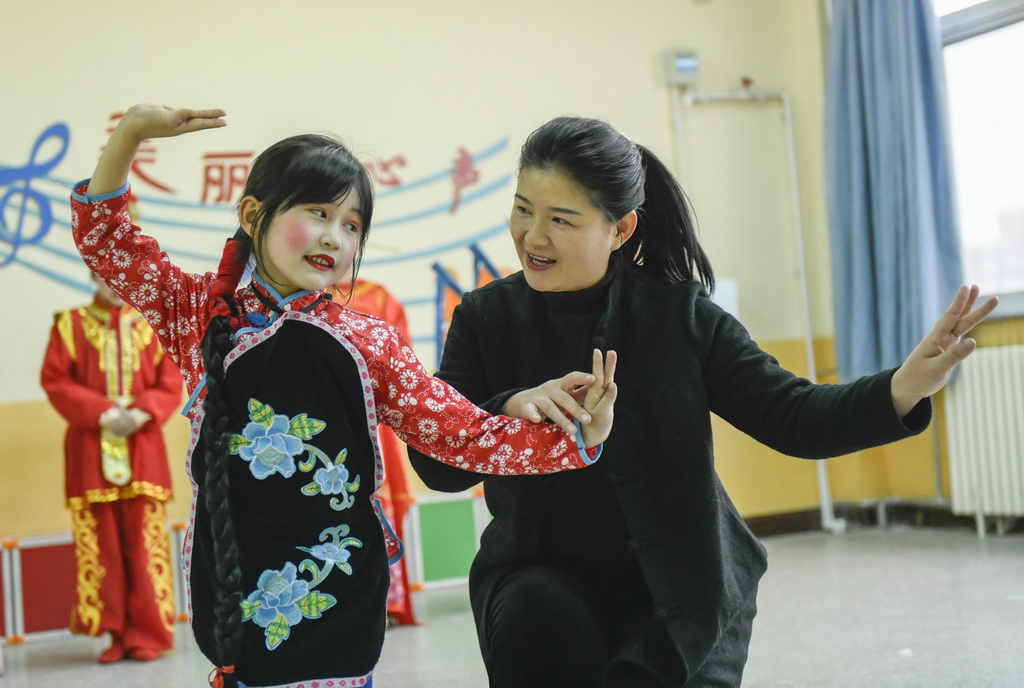 3月27日，在河北省遵化市第四實驗小學的“戲劇知識進校園”活動中，老師指導學生表演傳統戲劇。新華社發（劉滿倉攝）