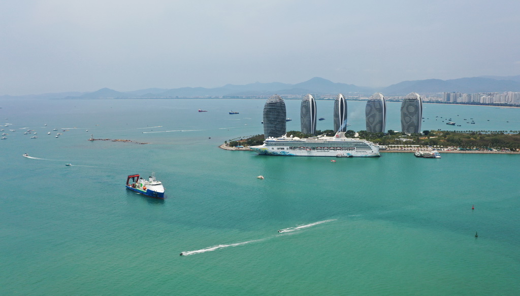 3月28日，“探索一號”科考船緩緩駛入三亞港（無人機照片）。