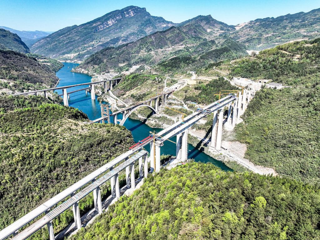 這是3月31日拍攝的建設中的渝湘復線高速黃草烏江特大橋（右）（無人機照片）。
