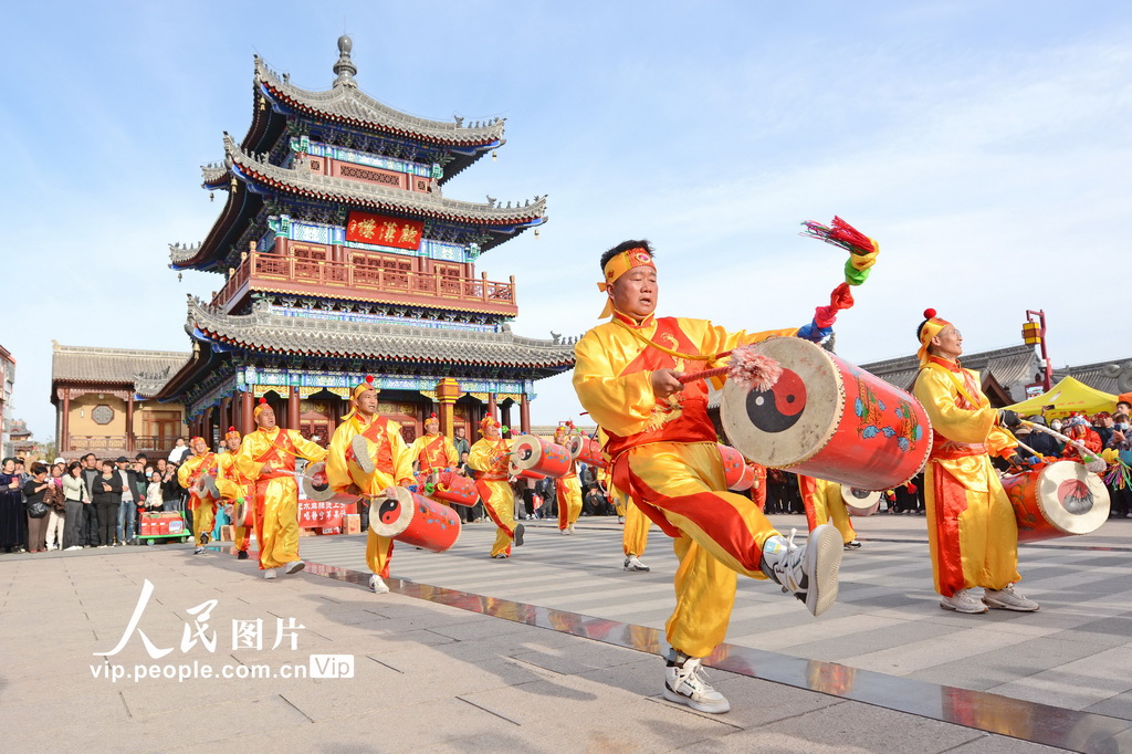 甘肅省蘭州新區太平鼓表演隊在甘肅省天水市秦州區西關古城演出。
