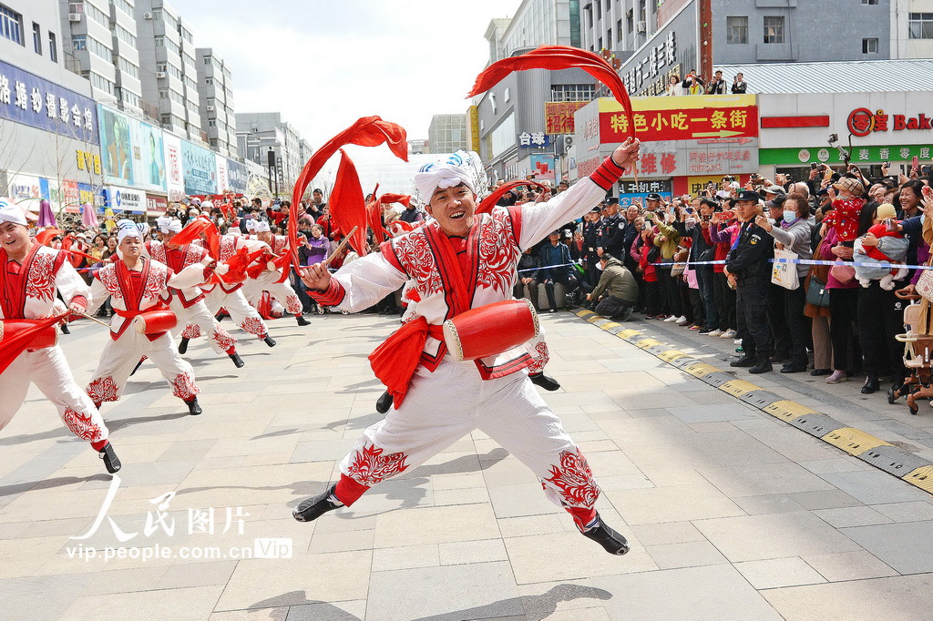 陝西省榆林市橫山腰鼓表演隊在天水市麥積區商埠路演出。