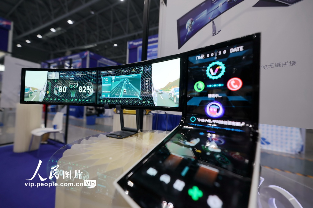 4月1日，在2024國際顯示技術大會“熱門顯示技術展示專區”，展出的一款柔性AMOLED車載顯示屏。