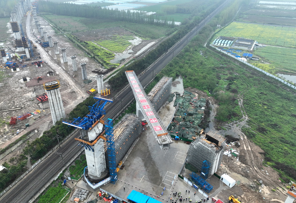 4月2日，滬渝蓉高鐵武宜段漢口至漢川東西南下行聯絡線跨漢丹鐵路特大橋轉體進行中。