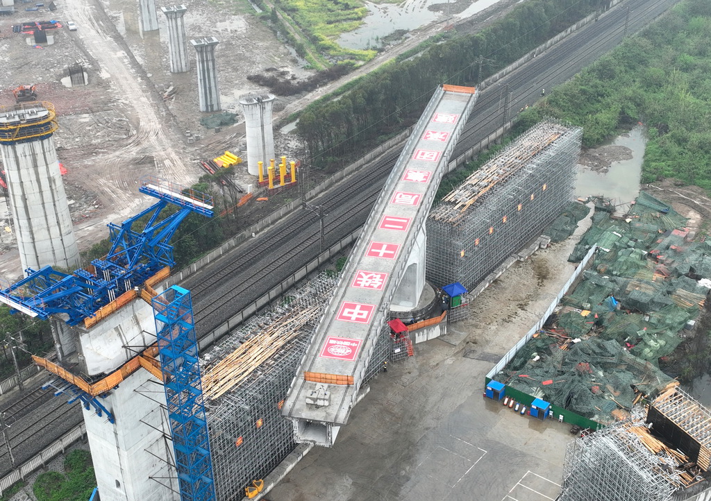 滬渝蓉高鐵武宜段跨漢丹鐵路特大橋成功轉體
