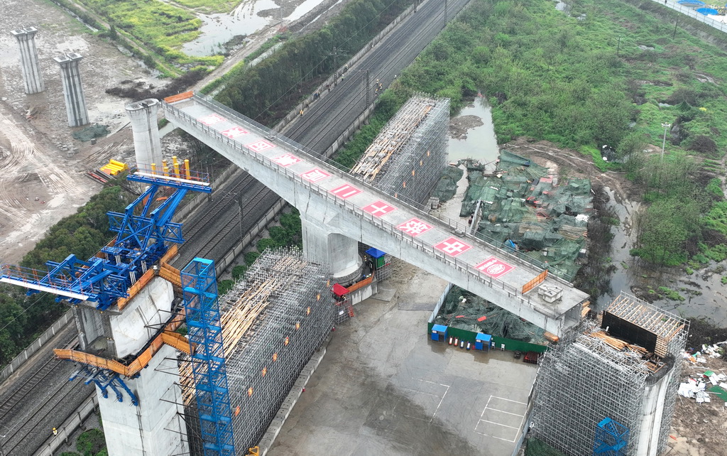 4月2日，滬渝蓉高鐵武宜段漢口至漢川東西南下行聯絡線跨漢丹鐵路特大橋轉體完成。