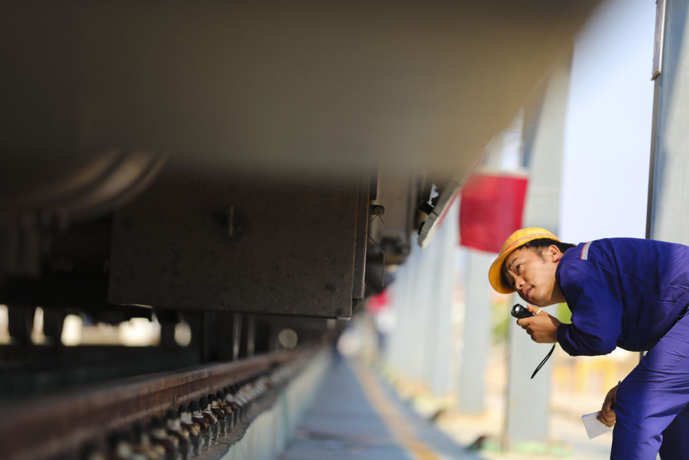 4月2日，在中老鐵路老撾萬象客整所，工作人員對“瀾滄號”動車組列車進行檢修作業。