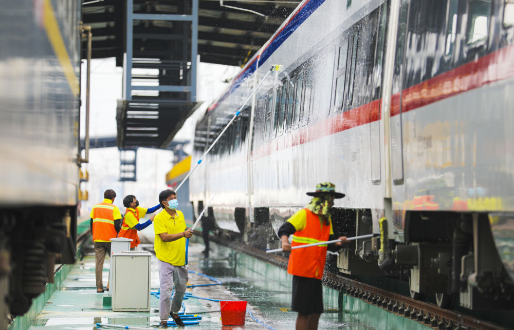 4月3日，在中老鐵路老撾萬象客整所，工作人員對“瀾滄號”動車組列車進行清洗作業。