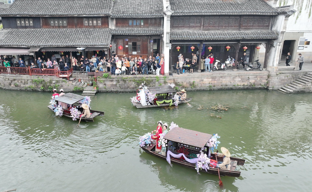 4月3日，在浙江省湖州市德清縣新市古鎮，“蠶花娘娘”在船上撒蠶花（無人機照片）。