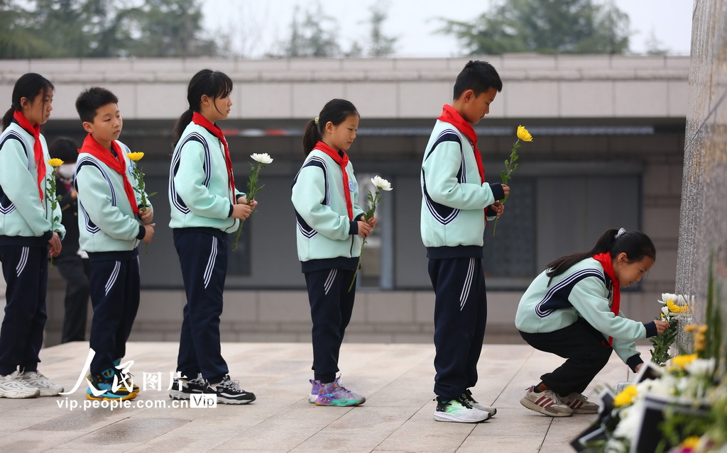 2024年4月3日，山东枣庄薛城区临山小学学生在铁道游击队纪念碑前敬献鲜花。李志军摄（人民图片网）