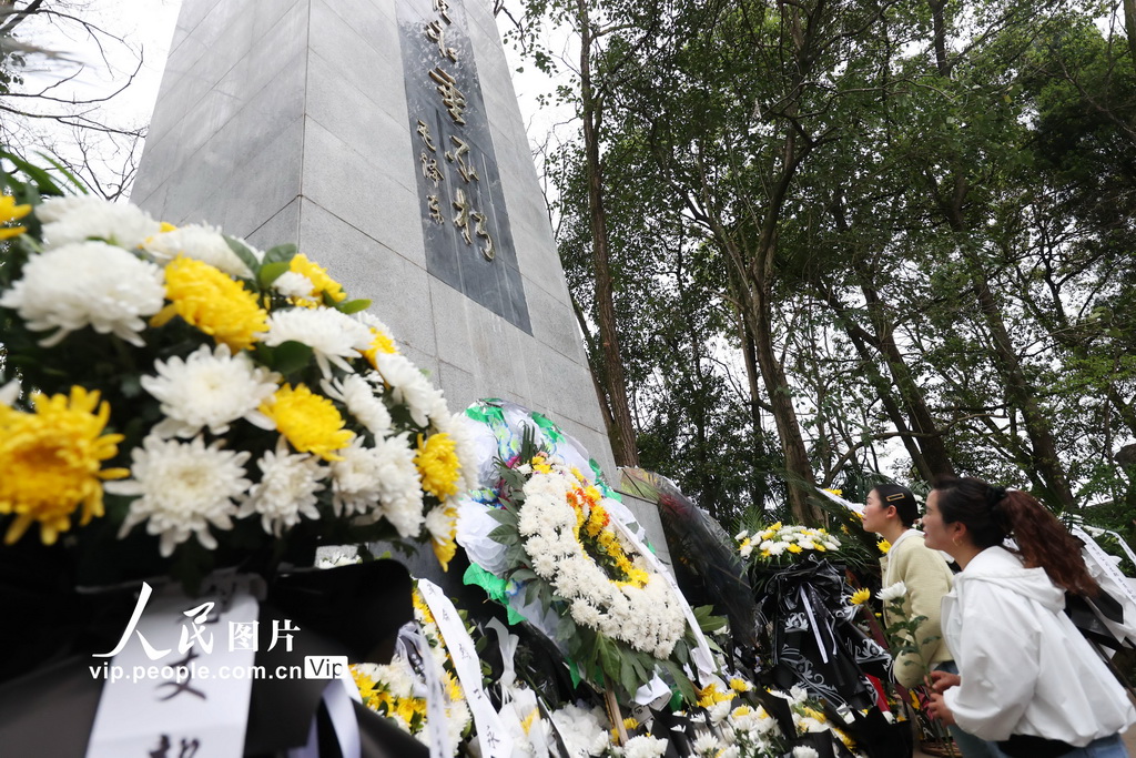 2024年4月3日，在重庆市黔江区革命烈士陵园，人们向人民英雄纪念碑献花。杨敏摄（人民图片网）