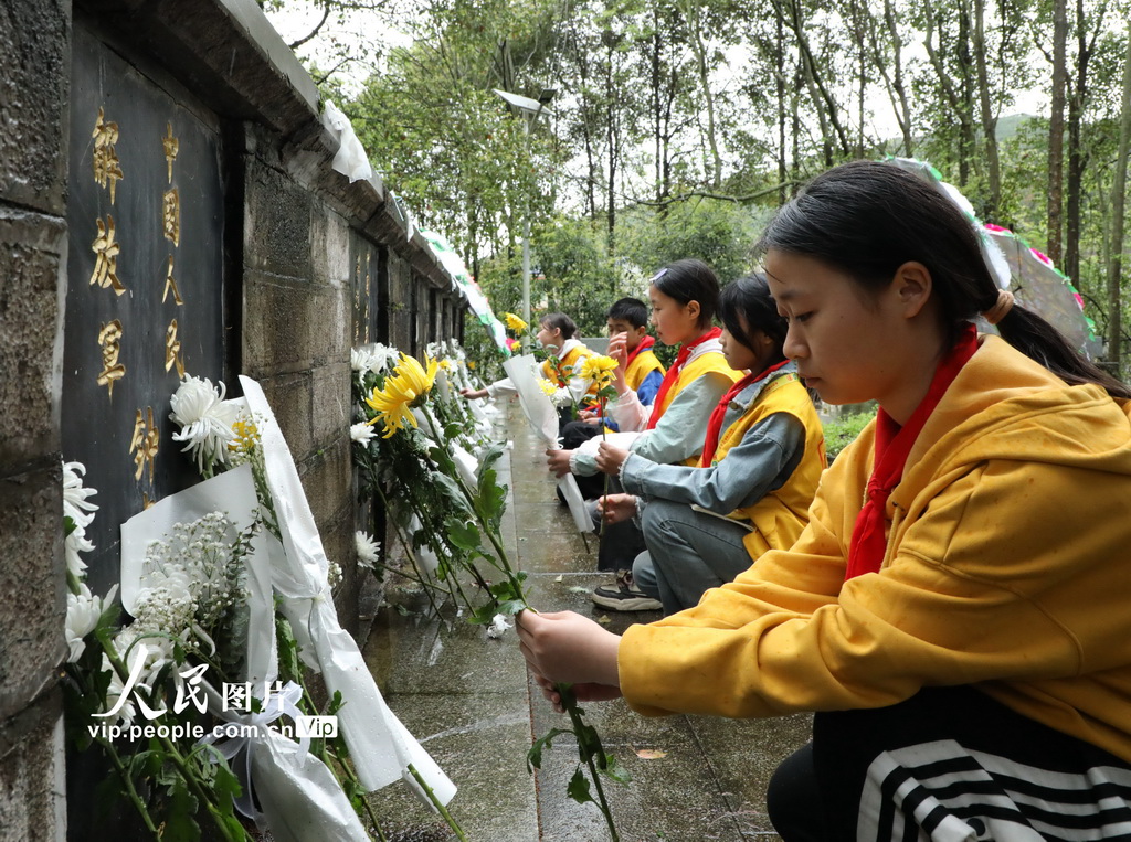 2024年4月3日，湖南省湘西自治州保靖县清水坪学校的少先队员在向烈士敬献鲜花。俞采华摄（人民图片网）