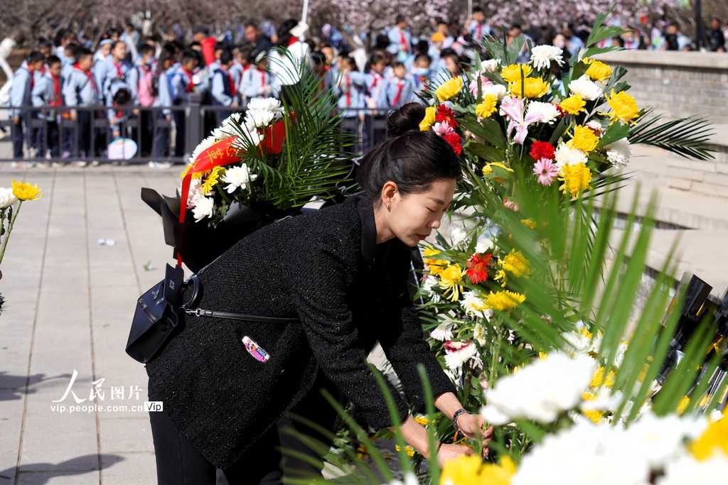 2024年4月3日，市民在内蒙古呼和浩特市公主府公园的抗日英雄纪念碑前为烈士献花、缅怀先烈。王晓博摄（人民图片网）